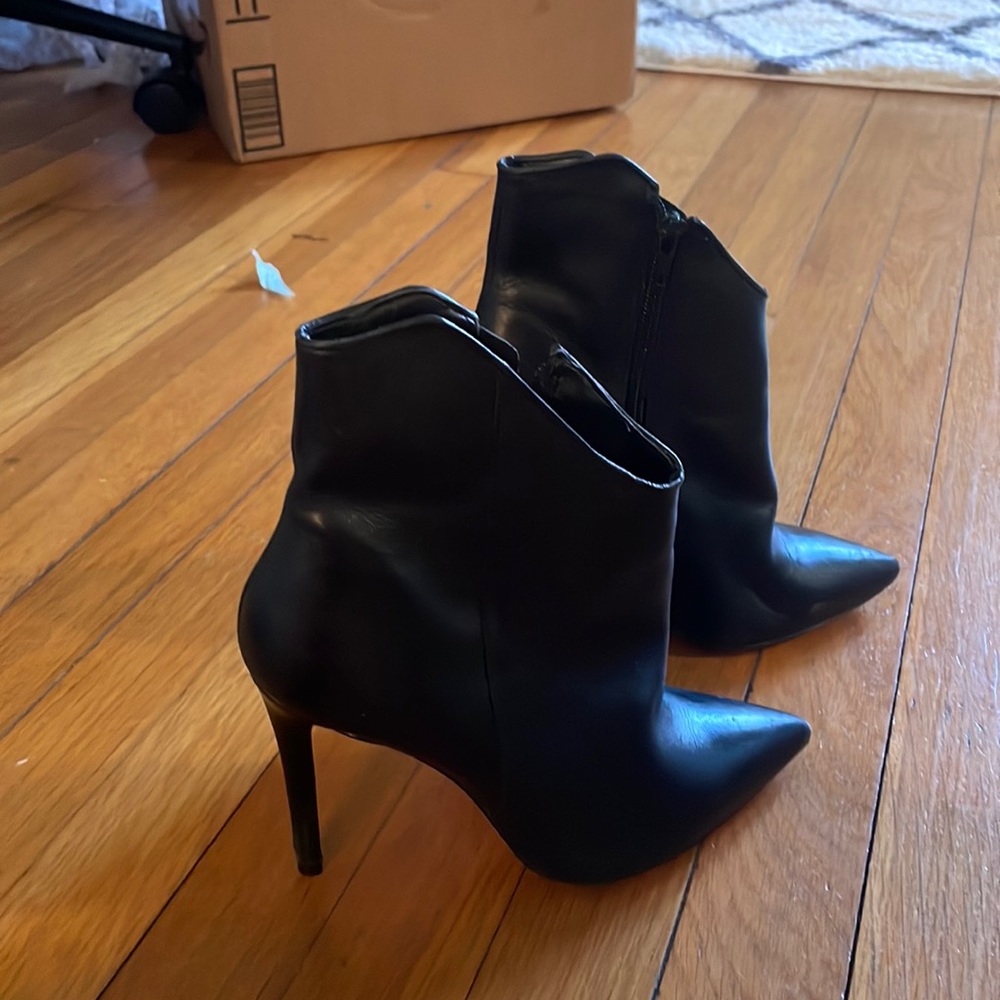Cute Ankle booties with zipper.